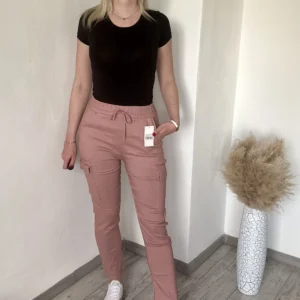 Extra rugalmas anyagú, magas, gumis derekú, zsebes, megkötős nadrág